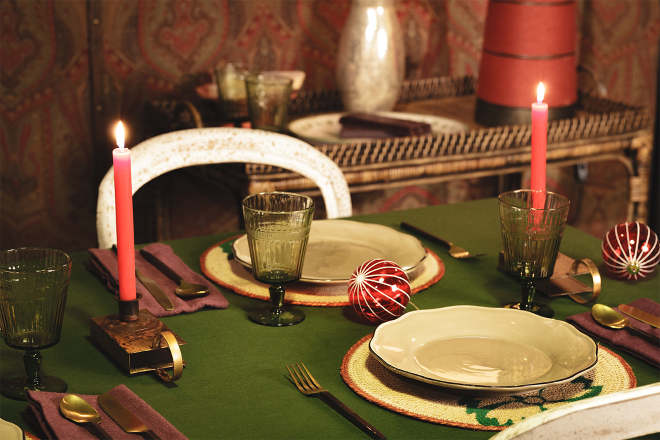 Christmas table with tableware and decoration by OFELIA Home & Decor.